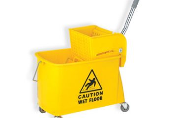 עגלת סחיטה עם שילוט זהירות החלקה